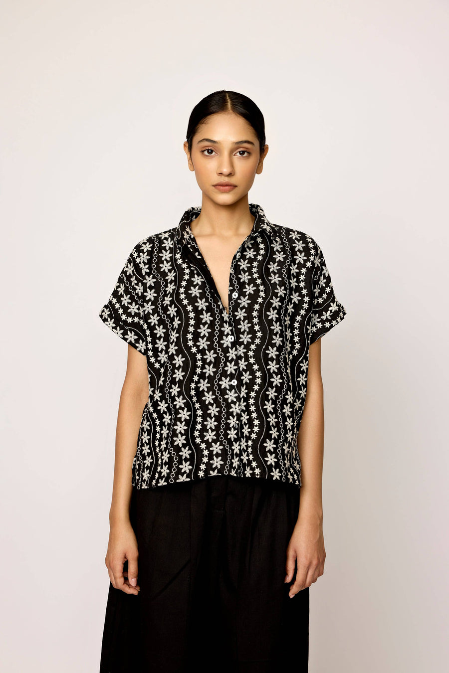 LAUDE the Label - Relaxed Short Sleeve Shirt - Embroidered Floral