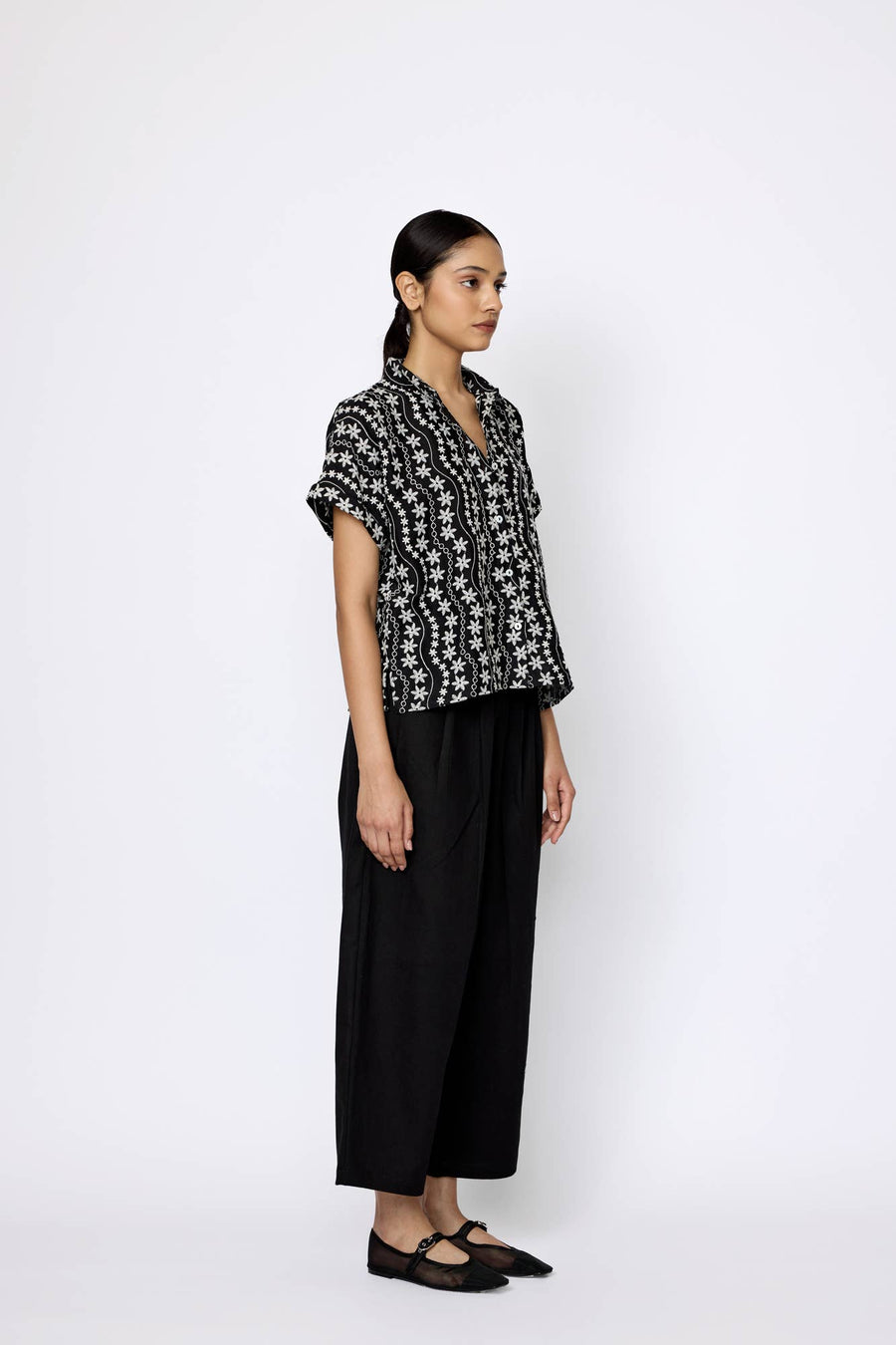 LAUDE the Label - Relaxed Short Sleeve Shirt - Embroidered Floral