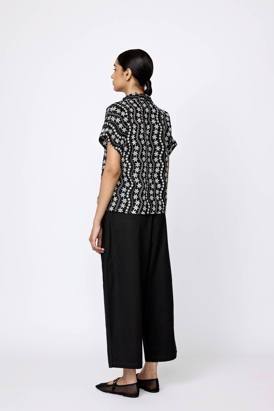 LAUDE the Label - Relaxed Short Sleeve Shirt - Embroidered Floral