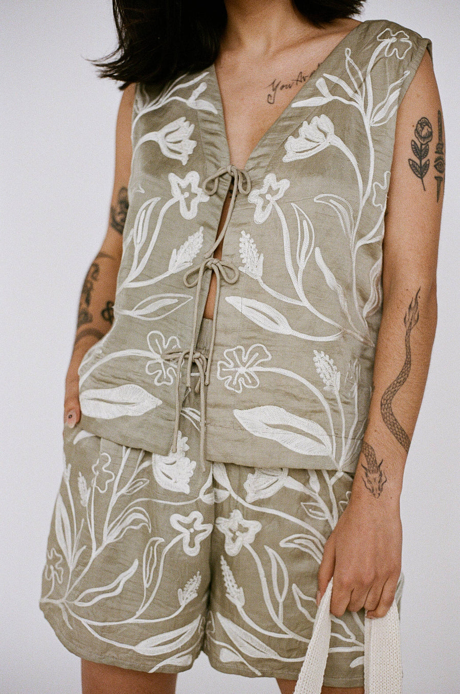 LAUDE the Label - Embroidered Short, putty floral
